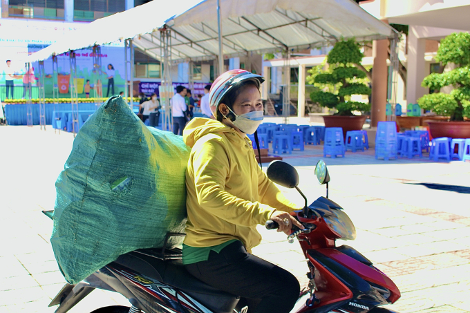 Người dân hào hừng chở theo bao tải rác thải nhựa đến điểm đổi quà