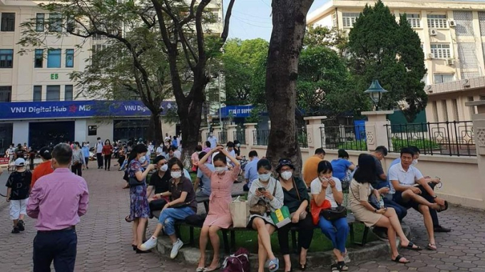 Trong th&aacute;ng 6, c&aacute;c trường THPT chuy&ecirc;n v&agrave; kh&ocirc;ng chuy&ecirc;n của H&agrave; Nội tổ chức thi tuyển. Kh&ocirc;ng ri&ecirc;ng thi v&agrave;o lớp 10, tuyển sinh v&agrave;o lớp 1, lớp 6 cũng căng thẳng kh&ocirc;ng k&eacute;m, nhất l&agrave; nh&oacute;m c&aacute;c trường tốp đầu, trường c&oacute; tiếng của H&agrave; Nội. Một số c&oacute; tỉ lệ chọi l&ecirc;n đến 1/20, hoặc 1/30.