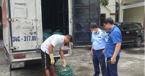 Hải Dương: Phát hiện gần 2 tấn mỡ lỏng đựng trong nilon đang bốc mùi hôi thối