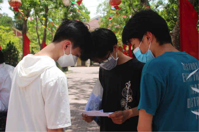 Thí sinh trao đổi, thảo luận sau khi hoàn thành phần thi.