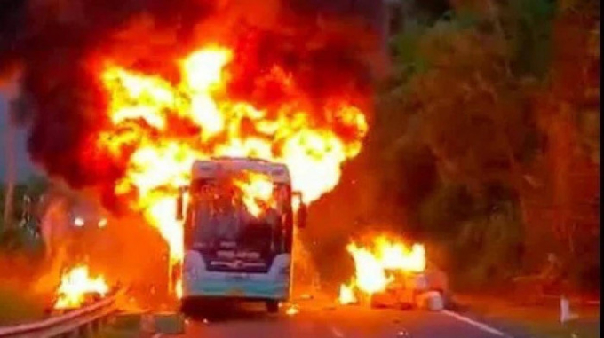 Hiện trường vụ cháy xe. (Ảnh cắt từ clip/atgt.vn)