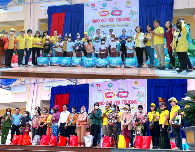 Những phần quà đầy yêu thương được trao tặng cho học sinh trường Tiểu học Xuân Hồng và người dân xã Bình Minh