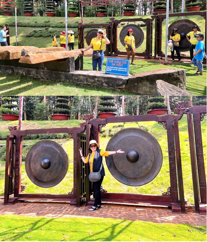 Các thành viên của Nhóm thiện nguyện Thiện Chí hào hứng ghi lại những khoảnh khắc lưu niệm với bộ cồng chiêng và đàn đá khổng lồ tại Khu bảo tồn.