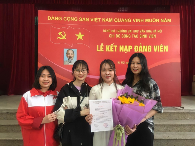 Nguyễn Thị Vang vừa mới được kết nạp Đảng.