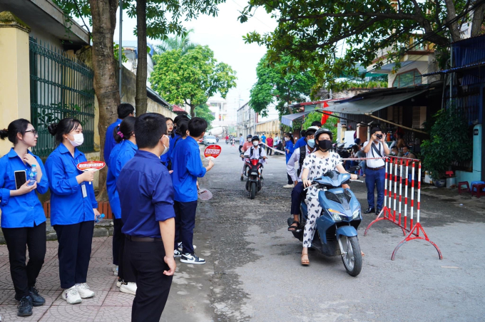 Các em học sinh có mặt tại điểm thi từ sớm.