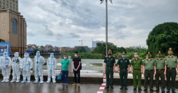 Quảng Ninh: Bắt giữ 2 đối tượng truy nã và bàn giao cho Công an Trung Quốc