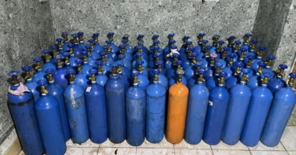 Thu giữ gần 1.000 bình “khí cười” chuẩn bị đưa vào sử dụng tại các quán bar, karaoke