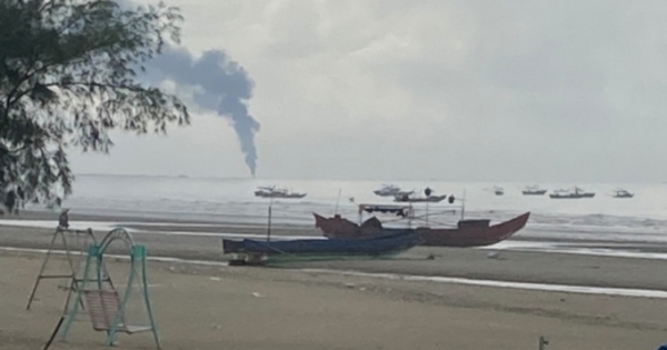 Xuồng vận chuyển xăng cháy ngùn ngụt trên vùng biển Móng Cái