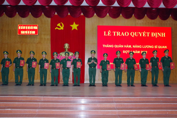 Đại tá Trần Thanh Đức, Chỉ huy trưởng BĐBP TP HCM trao quyết định Thăng quân hàm từ Đại uý lên Thiếu tá và Thượng uý lên Đại uý cho các cán bộ sĩ quan. Ảnh: Đ Chiến - L Kiểm