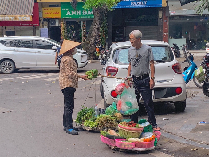 Nhờ những gánh hàng rong, ma những người lao động này nuôi sống gia đình, con cái ăn học.