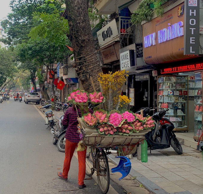 Nặng trĩu đôi vai với đôi quang gánh, những người bán hàng rong bán đủ các loại như trái cây, đồ ăn vặt, đồ dùng sinh hoạt gia đình