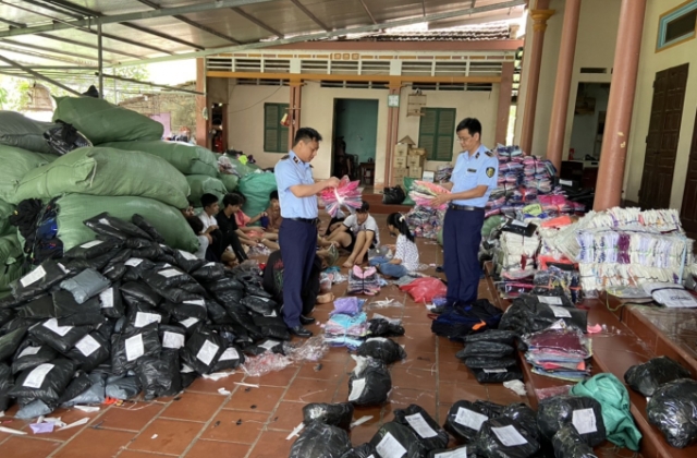 Tạm giữ hơn 11.000 sản phẩm quần áo, mũ bảo hiểm có dấu hiệu giả mạo nhãn hiệu