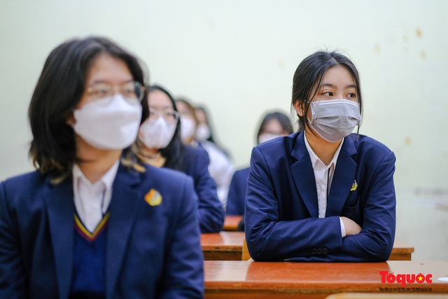 ha-noi-ngay-dau-tien-hoc-sinh-lop-12-tro-lai-truong-sau-thoi-gian-nghi-dich-covid-19-4-1638754427530173448371