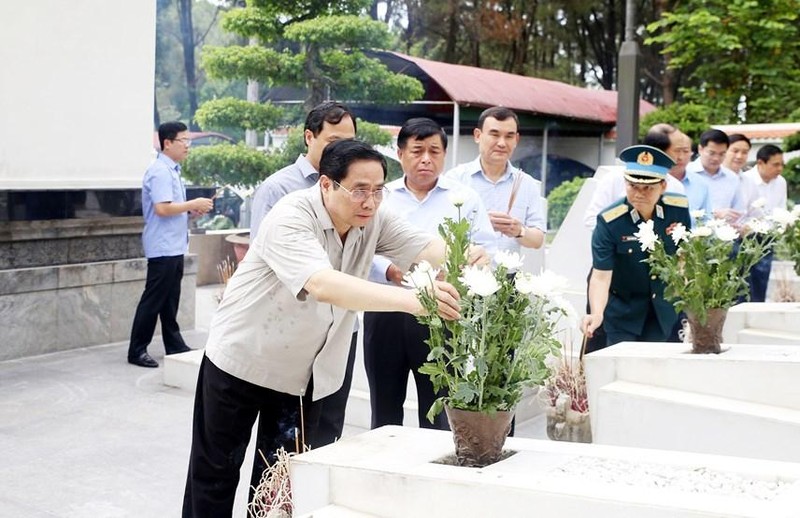 Thủ tướng Phạm Minh Ch&iacute;nh khảo s&aacute;t tại mỏ sắt Thạch Kh&ecirc;, H&agrave; Tĩnh ảnh 2