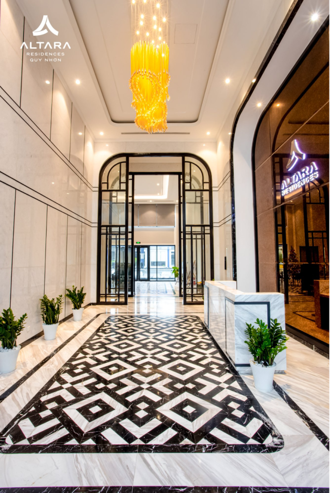 Sảnh tiếp đón sang trọng lịch sự. Bước chân vào tòa nhà, cư dân sẽ có cảm giác như lạc vào khách sạn hạng sang với hệ thống trần cao, đèn chùm và lát đá tấm lớn