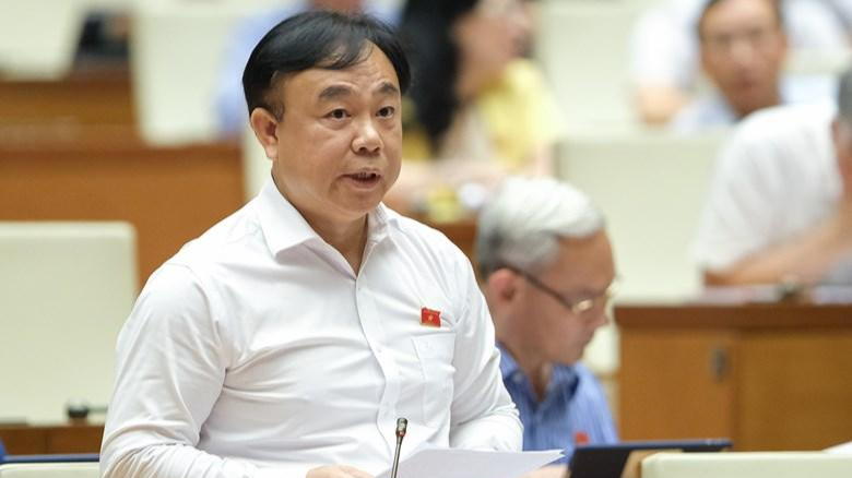 Đại biểu Nguyễn C&ocirc;ng Long ph&aacute;t biểu tại phi&ecirc;n họp.