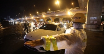 Cảnh sát giao thông "trắng đêm" cứu giao thông vì... cây đổ