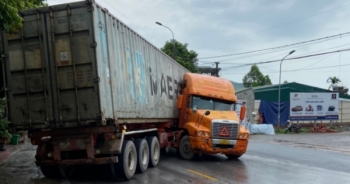 Thót tim với màn "drift" xe đầu kéo 180 độ khi vào cua trên đường tại Quảng Ninh