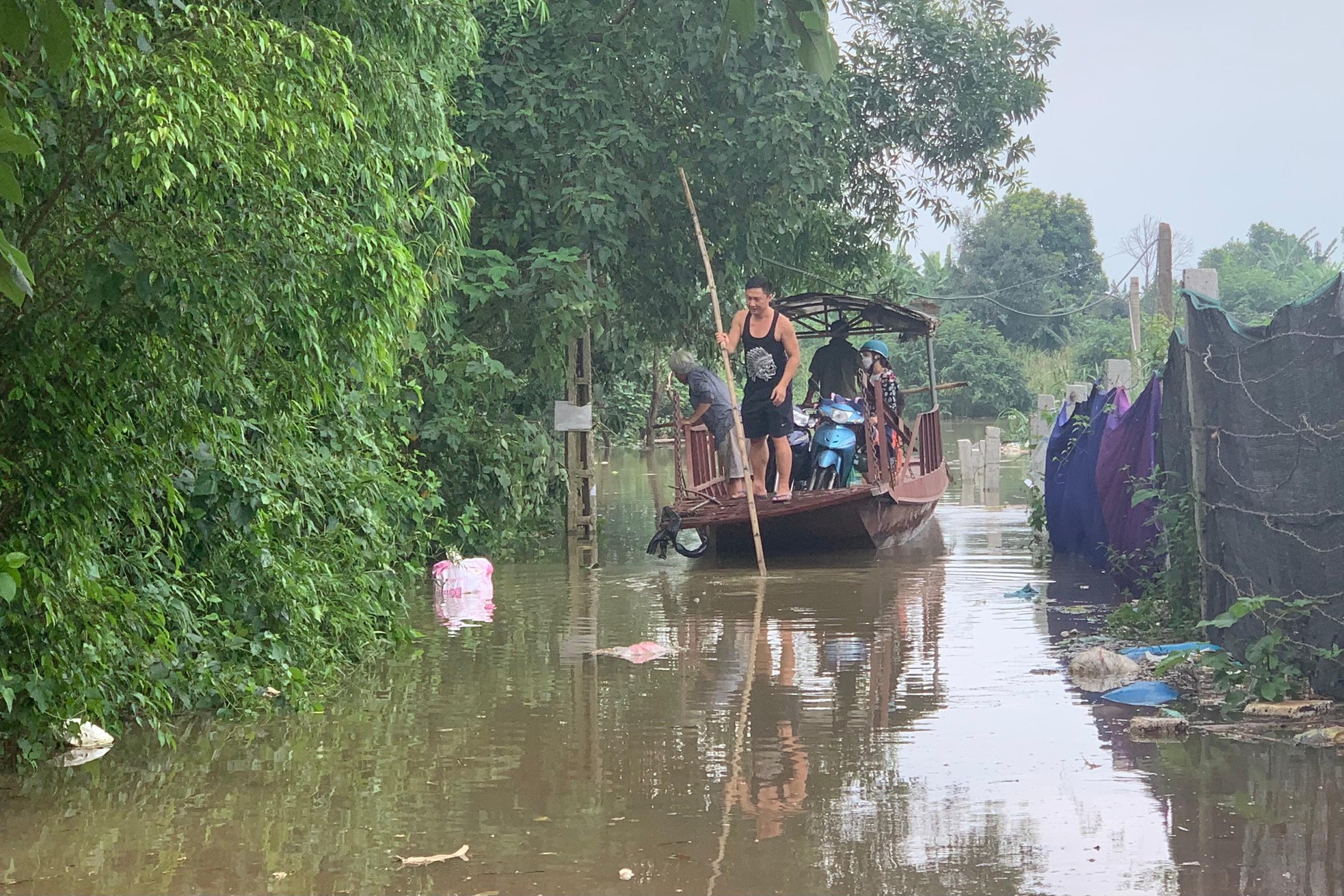 Thủy điện H&ograve;a B&igrave;nh xả lũ, b&atilde;i giữa s&ocirc;ng Hồng ngập s&acirc;u, người d&acirc;n Thủ đ&ocirc; d&ugrave;ng đ&ograve; qua đường ảnh 4