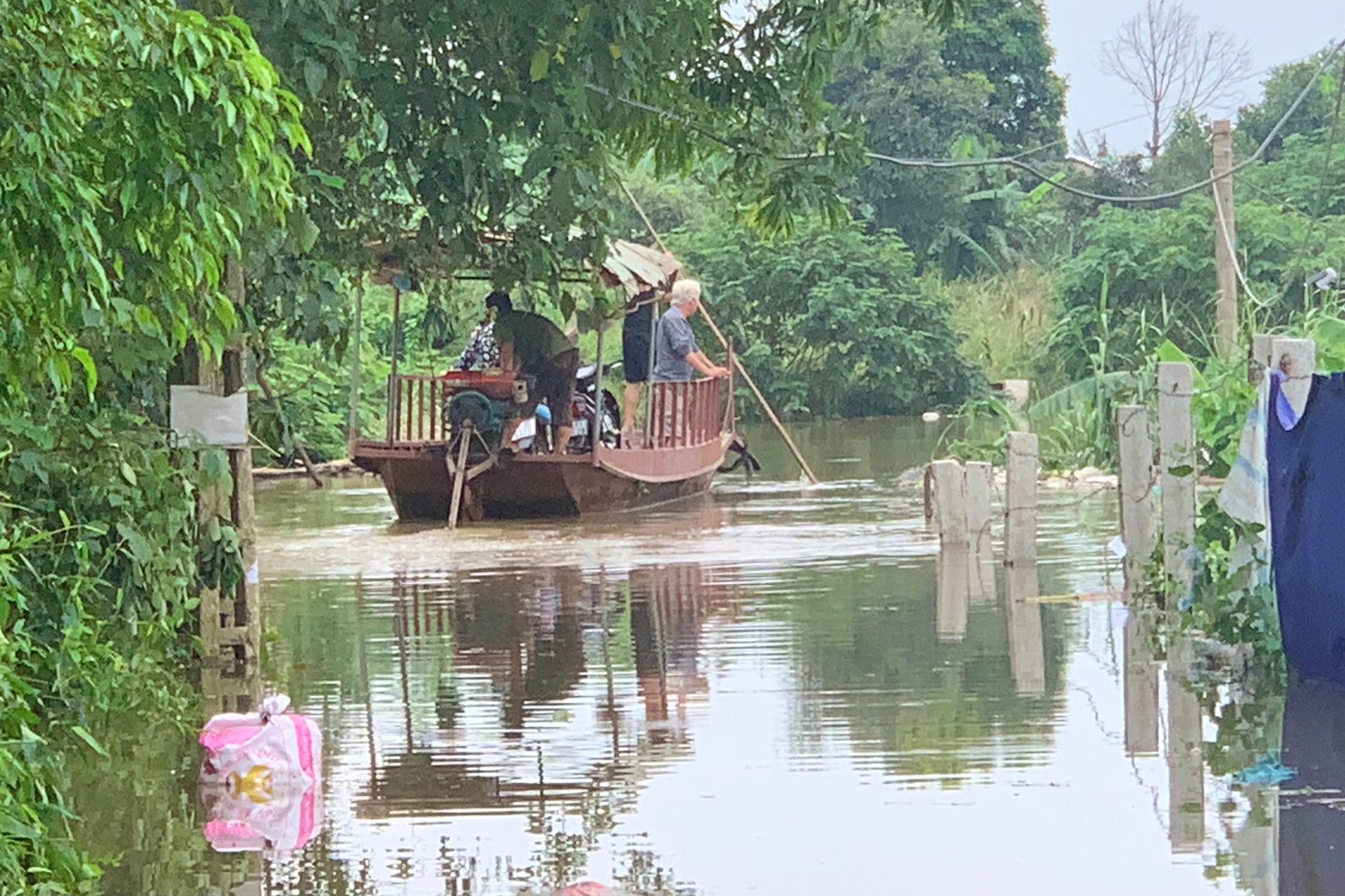 Thủy điện H&ograve;a B&igrave;nh xả lũ, b&atilde;i giữa s&ocirc;ng Hồng ngập s&acirc;u, người d&acirc;n Thủ đ&ocirc; d&ugrave;ng đ&ograve; qua đường ảnh 5