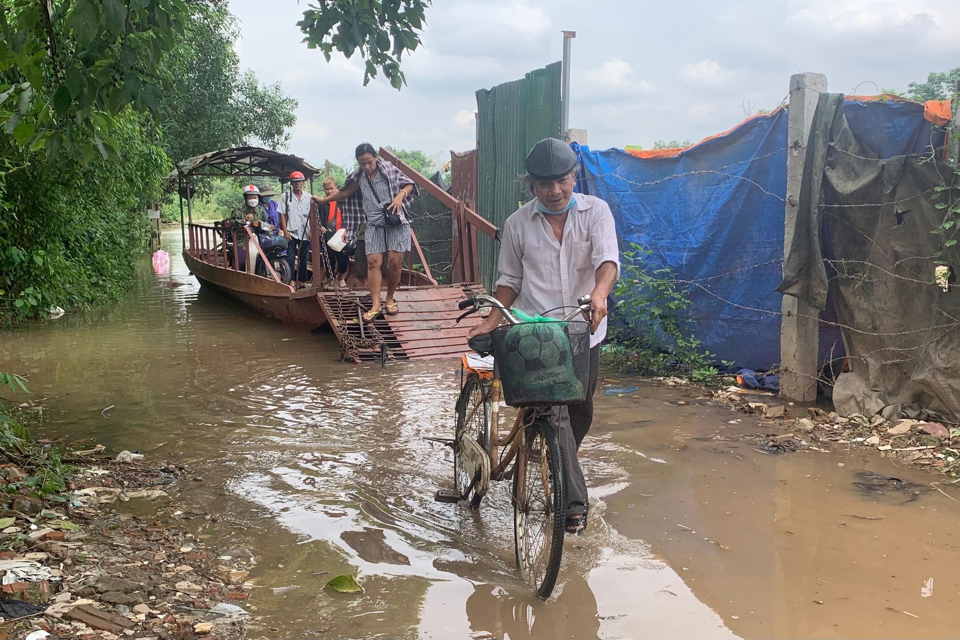 Thủy điện H&ograve;a B&igrave;nh xả lũ, b&atilde;i giữa s&ocirc;ng Hồng ngập s&acirc;u, người d&acirc;n Thủ đ&ocirc; d&ugrave;ng đ&ograve; qua đường ảnh 6