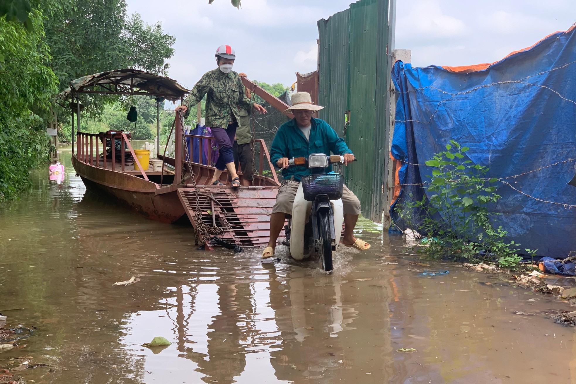 Thủy điện H&ograve;a B&igrave;nh xả lũ, b&atilde;i giữa s&ocirc;ng Hồng ngập s&acirc;u, người d&acirc;n Thủ đ&ocirc; d&ugrave;ng đ&ograve; qua đường ảnh 8