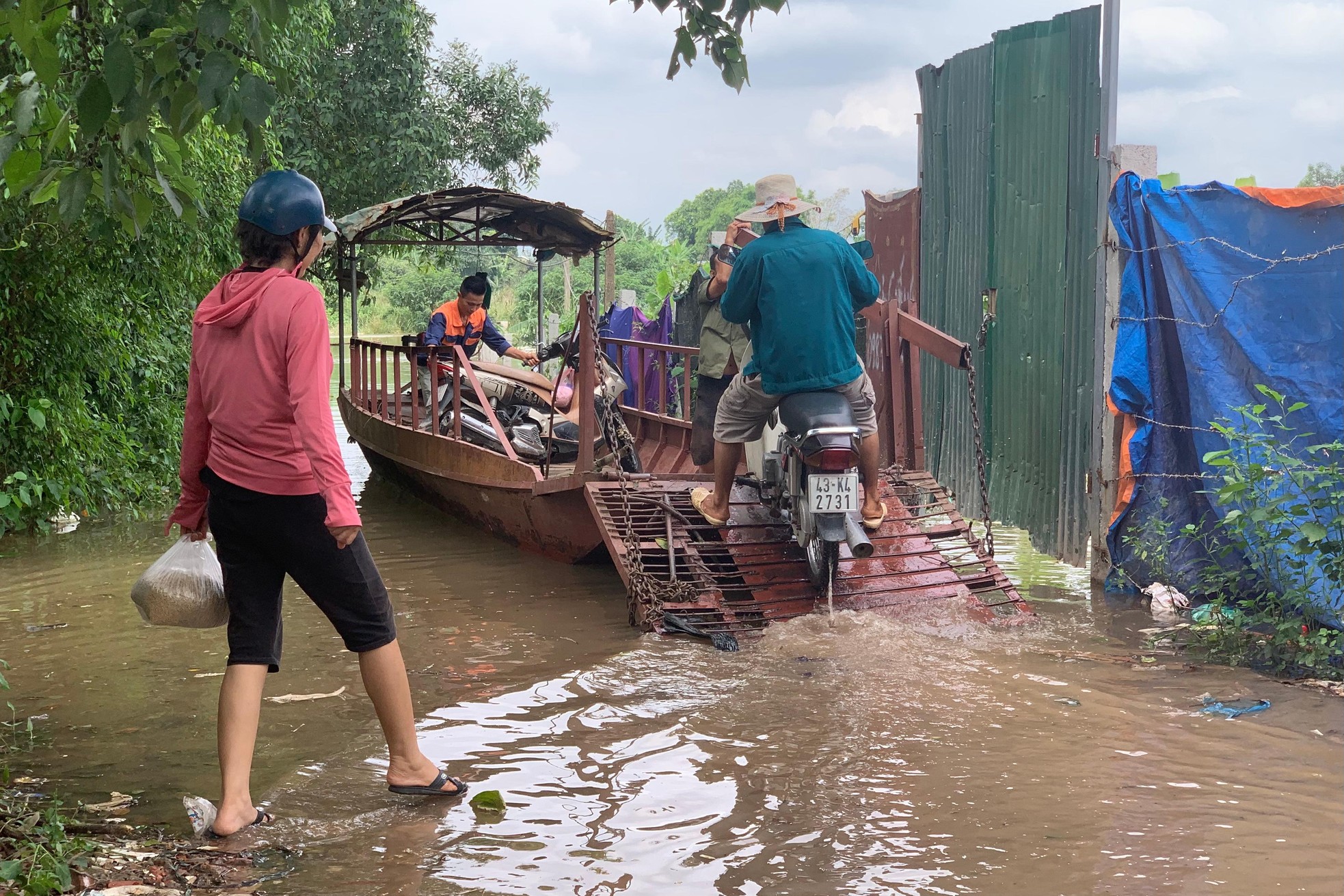 Thủy điện H&ograve;a B&igrave;nh xả lũ, b&atilde;i giữa s&ocirc;ng Hồng ngập s&acirc;u, người d&acirc;n Thủ đ&ocirc; d&ugrave;ng đ&ograve; qua đường ảnh 9