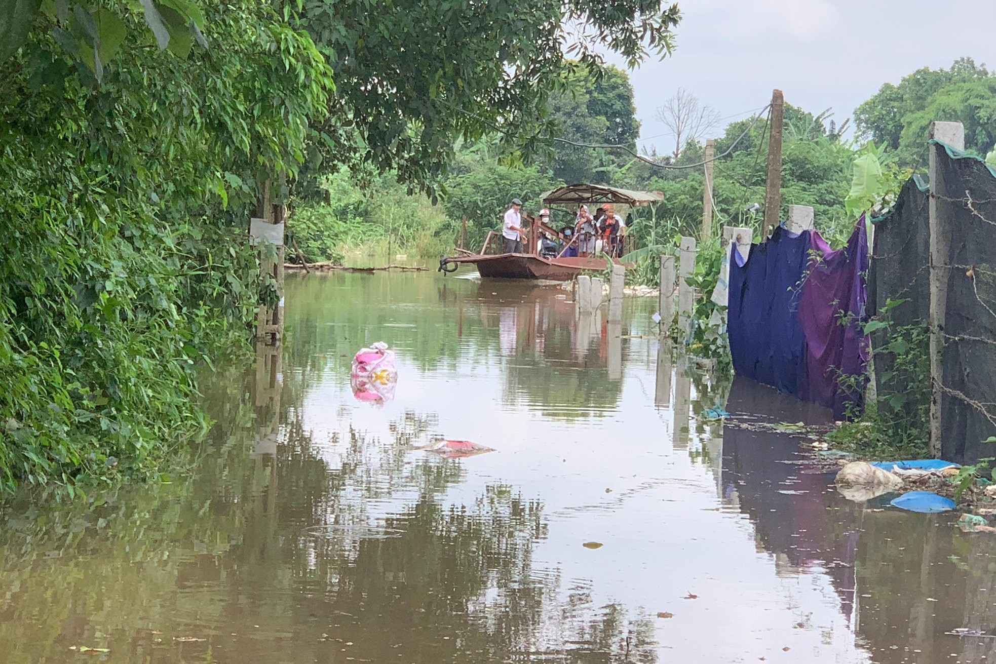 Thủy điện H&ograve;a B&igrave;nh xả lũ, b&atilde;i giữa s&ocirc;ng Hồng ngập s&acirc;u, người d&acirc;n Thủ đ&ocirc; d&ugrave;ng đ&ograve; qua đường ảnh 10