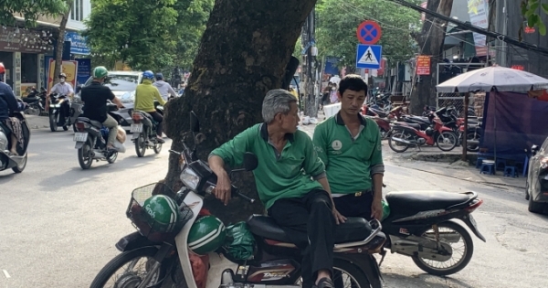 Người dân quay cuồng trong “cơn bão” xăng tăng giá