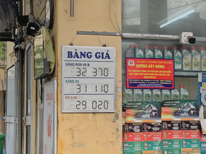 Người dân quay cuồng trong “cơn bão” xăng tăng giá