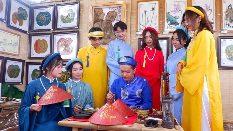 Phi Long đang viết chữ thư ph&aacute;p tại Lễ hội Sen tỉnh Đồng Th&aacute;p lần thứ nhất.