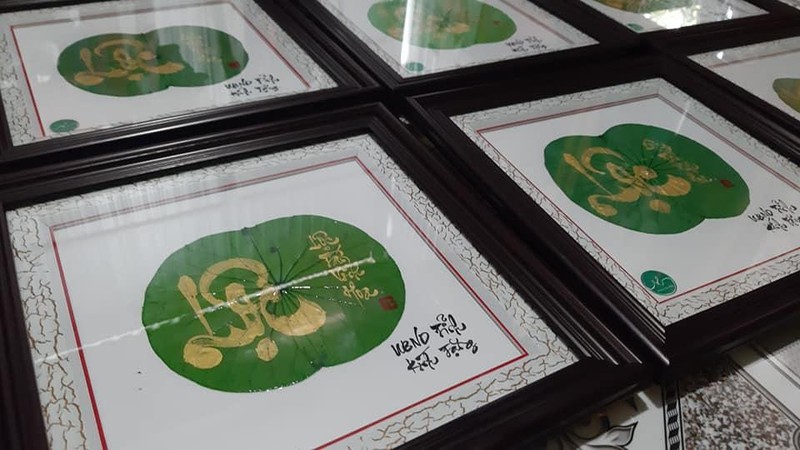 Sản phẩm tranh thư th&aacute;p tr&ecirc;n l&aacute; sen kh&ocirc;