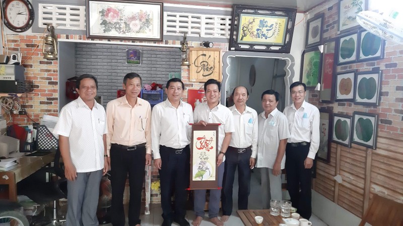 Đo&agrave;n c&ocirc;ng t&aacute;c huyện Tam N&ocirc;ng thăm cơ sở thư ph&aacute;p của Phi Long.