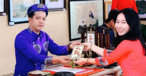 Lả lướt cùng thư pháp trên lá sen khô