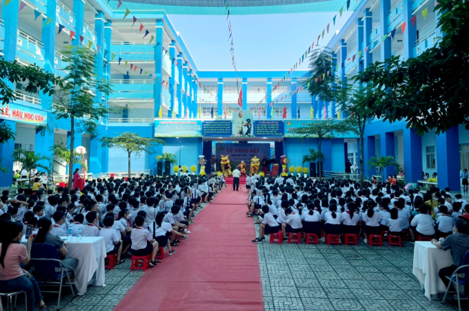 Kh&ocirc;ng kh&iacute; hồ hởi, tưng bừng của ng&agrave;y lễ Bế giảng, đ&aacute;nh dấu gần 4 th&aacute;ng học trực tiếp &iacute;t ỏi do đại dịch COVID- 19. Ảnh: Phạm Trường