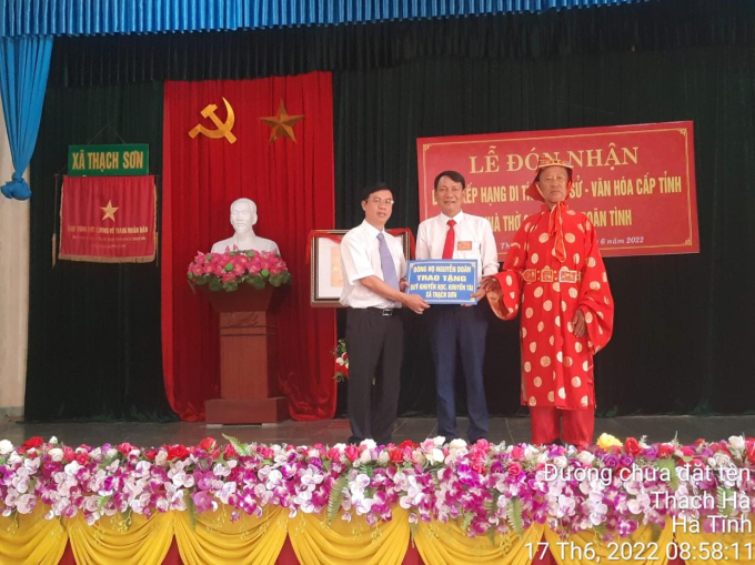 Con cháu họ Doãn và cơ quan đoàn thể rước Bằng xếp hạng di tích lịch sử - văn hóa cấp tỉnh.