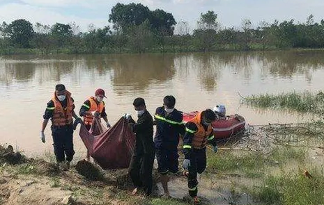 Bàng hoàng phát hiện thi thể người đàn ông khi đang đi đánh cá