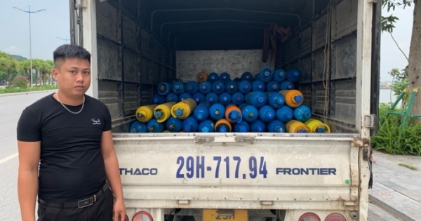 Quảng Ninh: Phát hiện, bắt giữ 01 xe ô tô vận chuyển hàng trăm bình "khí cười"