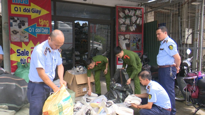 Lực lượng chức năng kiểm tra cửa h&agrave;ng giầy Gấu Sneaker