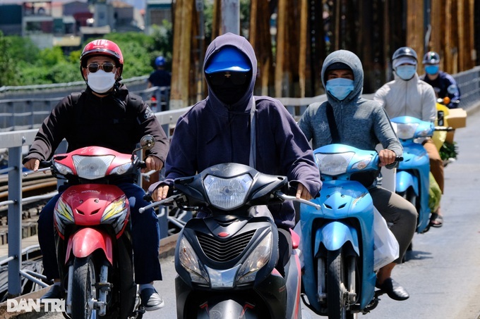 Nắng gay gắt nhất là vào thời điểm 12-16 giờ hàng ngày. Ảnh: Sơn Nguyễn.