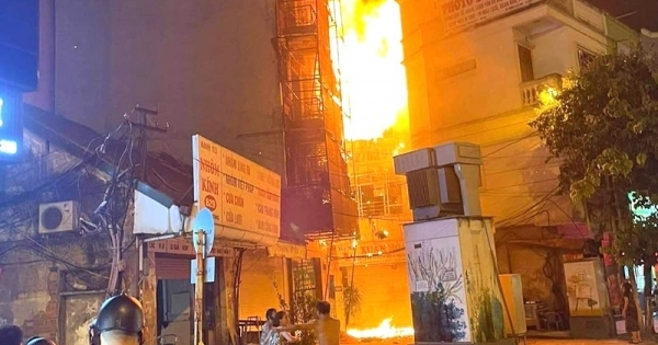 Kịp thời dập tắt đám cháy tại ngôi nhà 3 tầng ở đường Giải Phóng