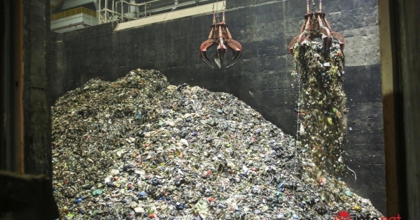 Hà Nội có nhà máy điện rác, sao rác thải còn ùn ứ ngày nóng?