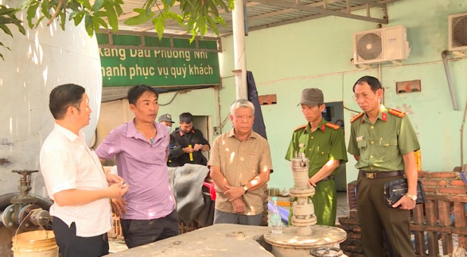 Đại tá Bùi Văn Thảo Giám đốc công an tỉnh Bà Rịa – Vũng Tàu trực tiếp chỉ đạo tại hiện trường bắt giữ cơ sở sản xuất xăng giả tại TX. Phú Mỹ