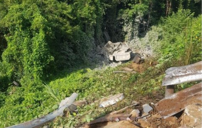 Hiện trường vụ xe tải mất l&aacute;i lao xuống vực s&acirc;u 40m. (Ảnh: Th&ugrave;y Dung)