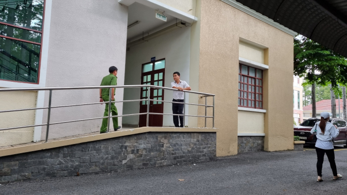 Lực lượng chức năng tiến hành khám xét nơi làm việc của ông Nghĩa