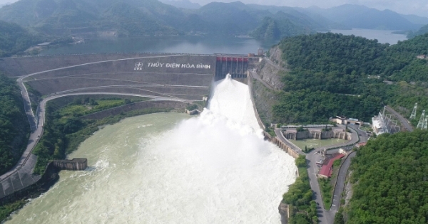 Mở cửa xả đáy thứ hai hồ Hòa Bình vào chiều ngày 25/6