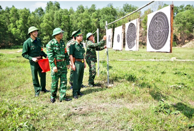 Đại tá Vũ Quốc Ân, Bí thư Đảng uỷ, Chính uỷ BĐBP TP.HCM tham quan và động viên  cán bộ, chiến sỹ tham gia kiểm tra bắn đạn thật súng k54 bài 1b, 1c. (Ảnh: L.Kiểm - Đ.Chiến)