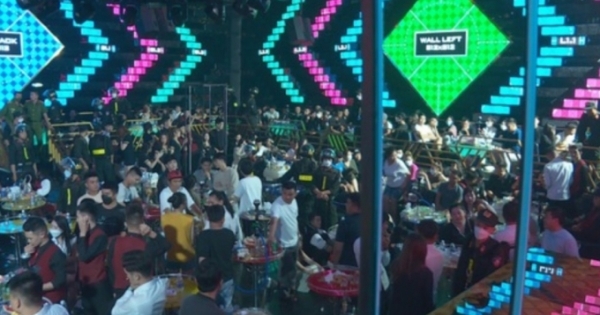 Công an phát hiện súng và 44 người dương tính với ma túy trong quán bar