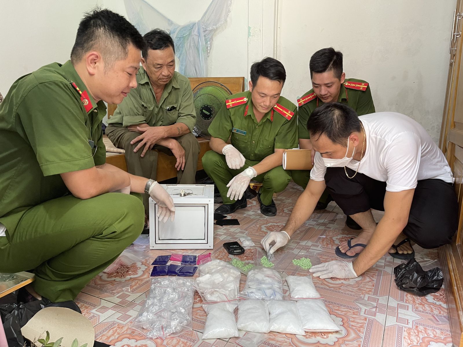 Lực lượng Công an kiểm tra số ma túy thu giữ