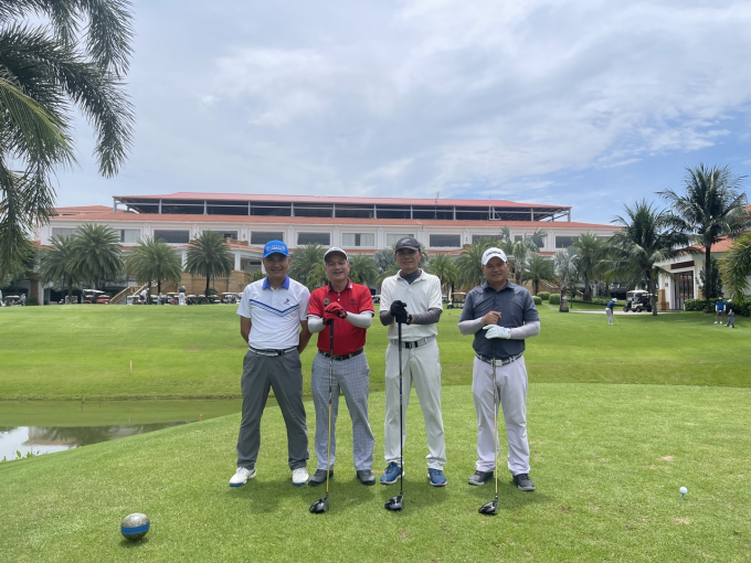 Các golfers ra sân tập luyện trước ngày tranh tài